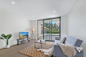 KOZYGURU WOLLI CREEK KOZY 3 BED APT + FREE PARKING NWC009